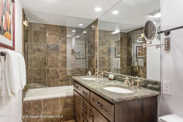 a view of entryway with a rug