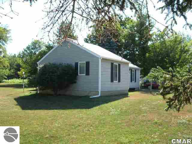 5974 West Saginaw Road Coleman, MI 48618 - Photo 4 of 11 1768462-3.JPG