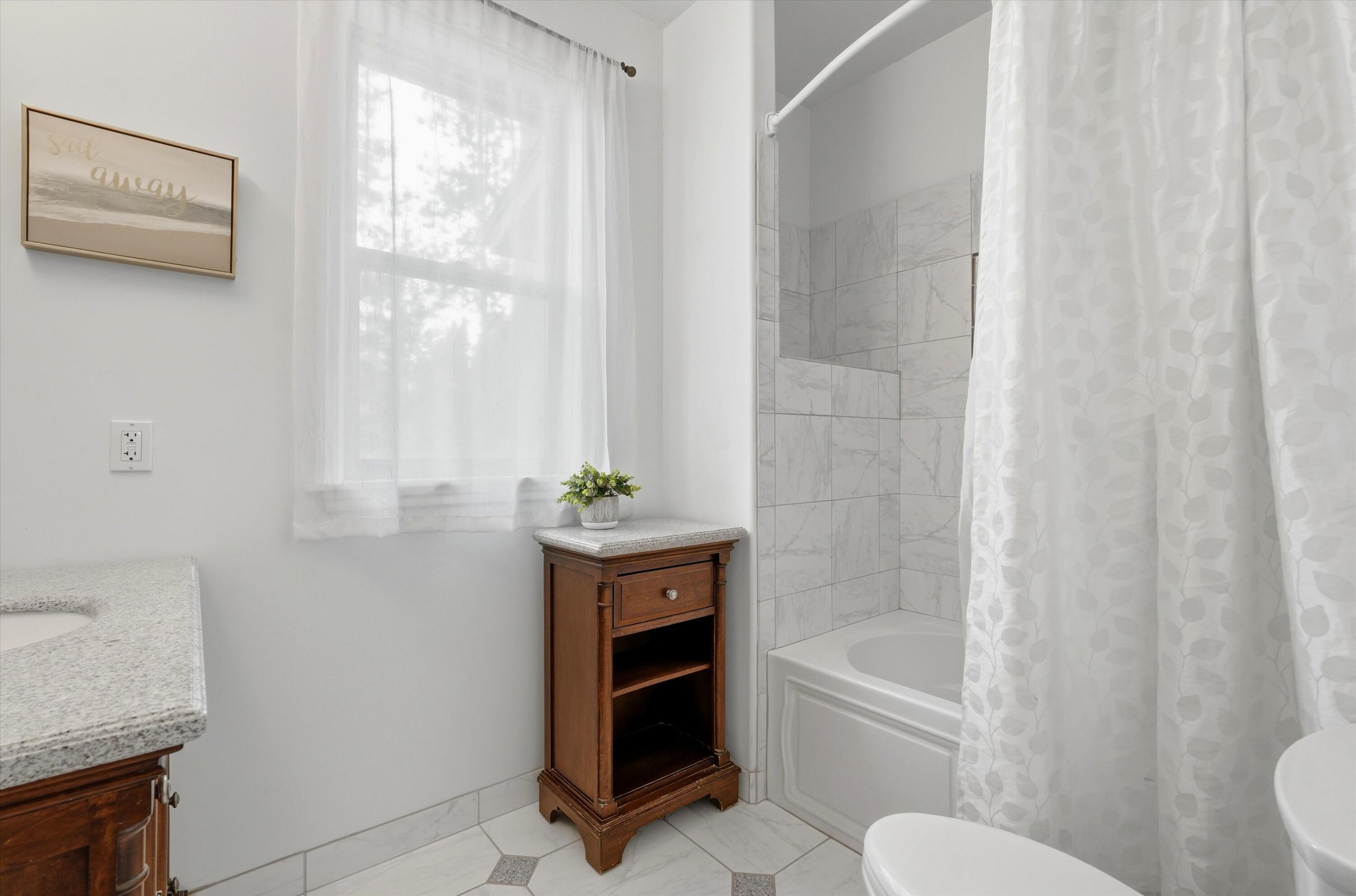 17179 Island Loop Way Bend, OR 97707 - Photo 29 of 52 a bathroom with a toilet a sink and bathtub