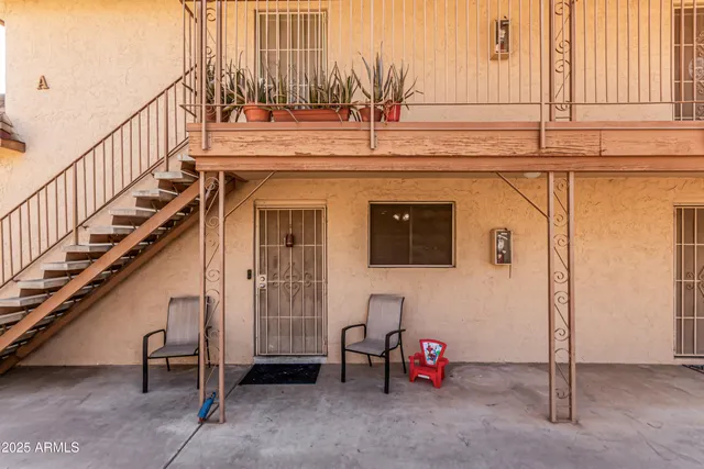 a view of entryway with a hall
