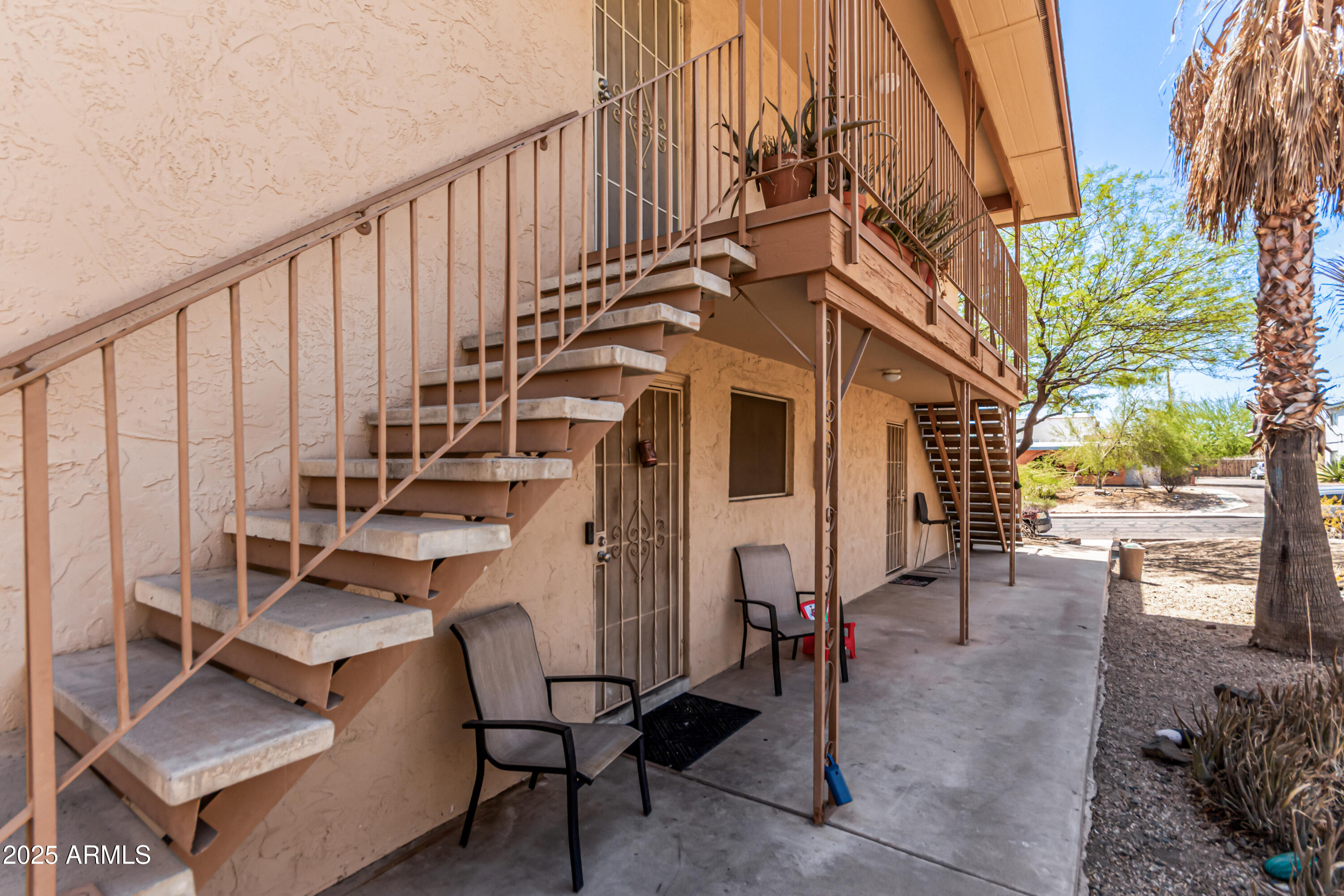 1130 East Butler Drive, Unit A1 Phoenix, AZ 85020 - Photo 18 of 31 a view of a chairs and tables in the patio