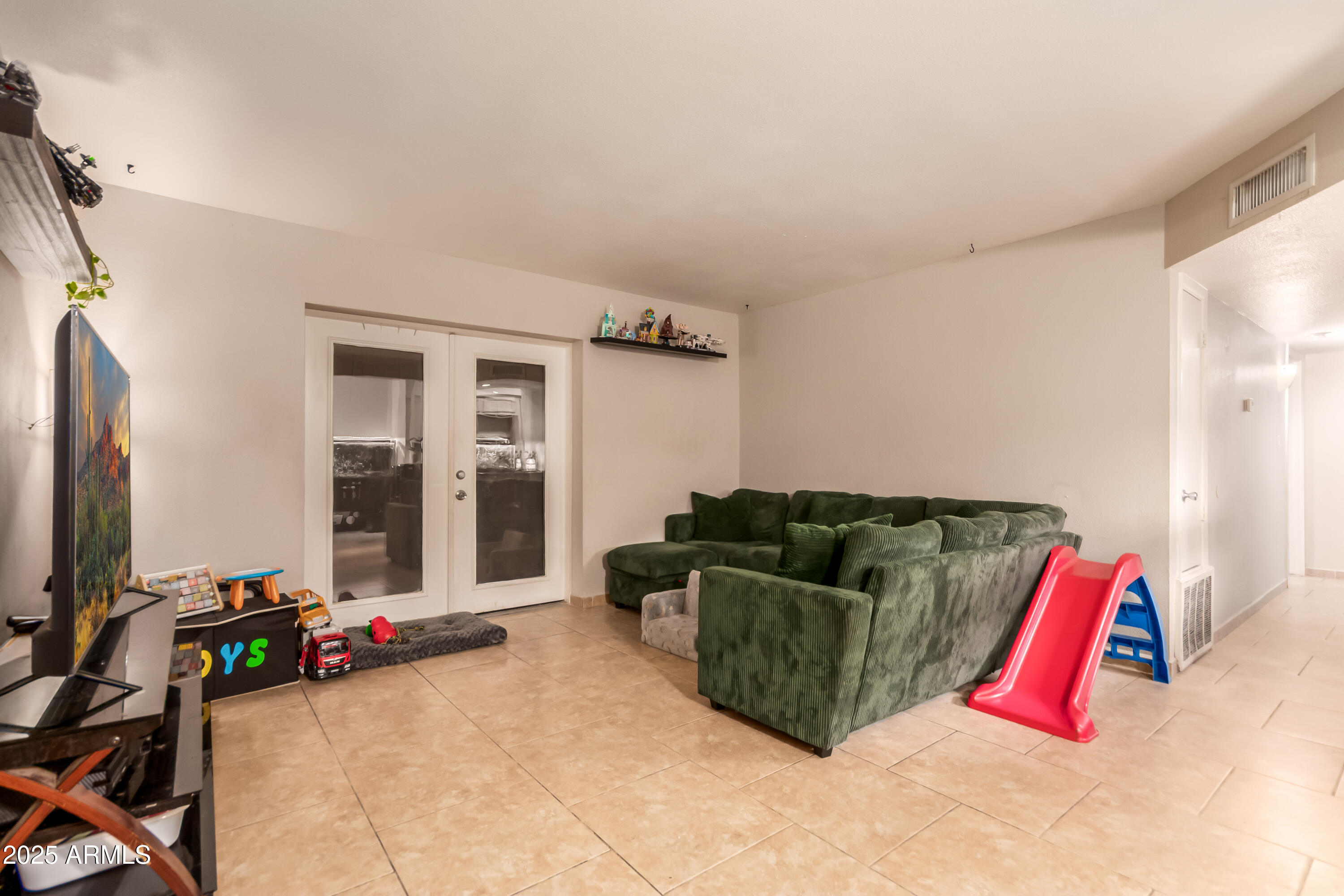 1130 East Butler Drive, Unit A1 Phoenix, AZ 85020 - Photo 3 of 31 a living room with furniture and a flat screen tv
