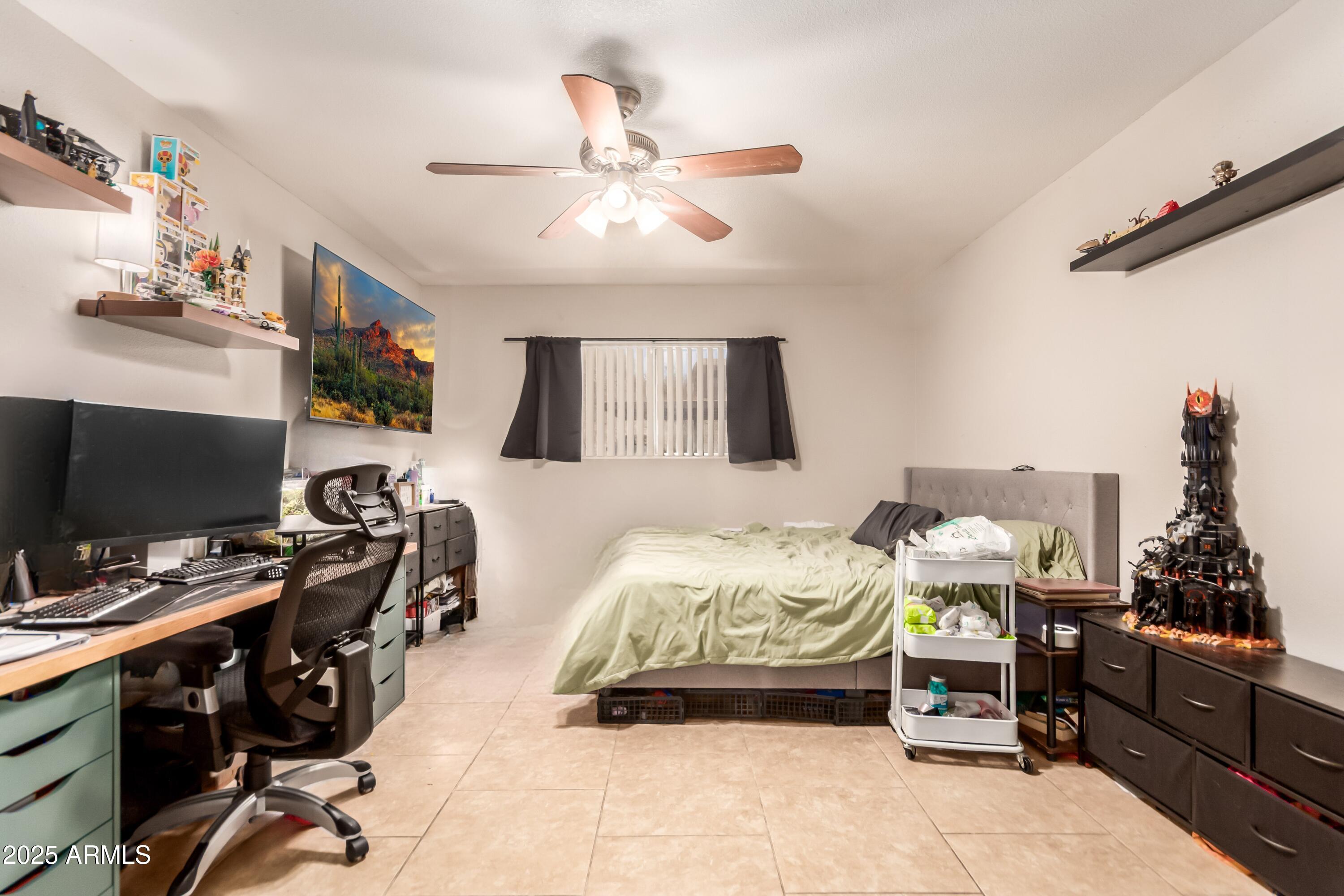 1130 East Butler Drive, Unit A1 Phoenix, AZ 85020 - Photo 10 of 31 a bedroom with a workspace