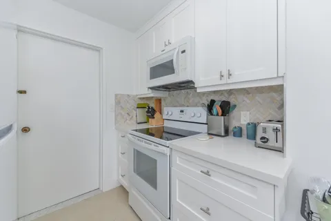 $400,000 | 2860 South Ocean Boulevard, Unit 202, Palm Beach, FL 33480