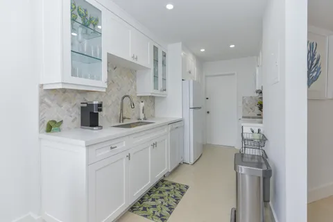 $400,000 | 2860 South Ocean Boulevard, Unit 202, Palm Beach, FL 33480