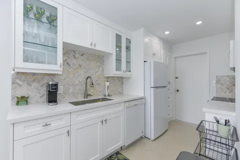 $400,000 | 2860 South Ocean Boulevard, Unit 202, Palm Beach, FL 33480