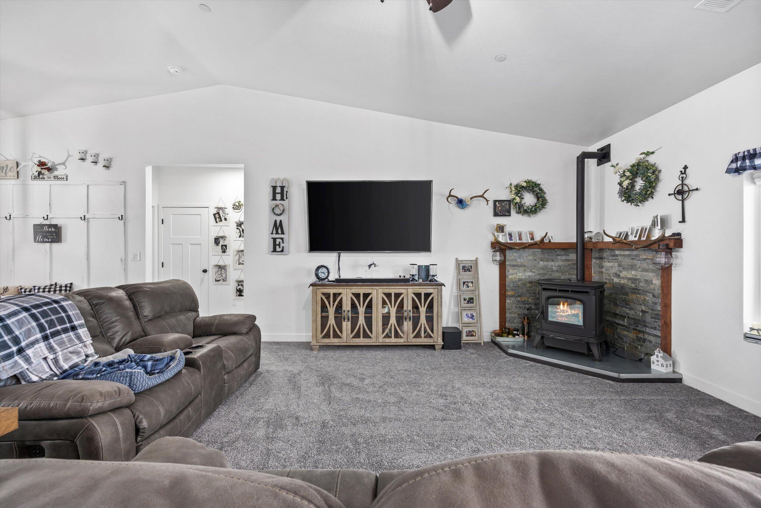 18702 Pellisier Road Tehachapi, CA 93561 - Photo 3 of 16 003