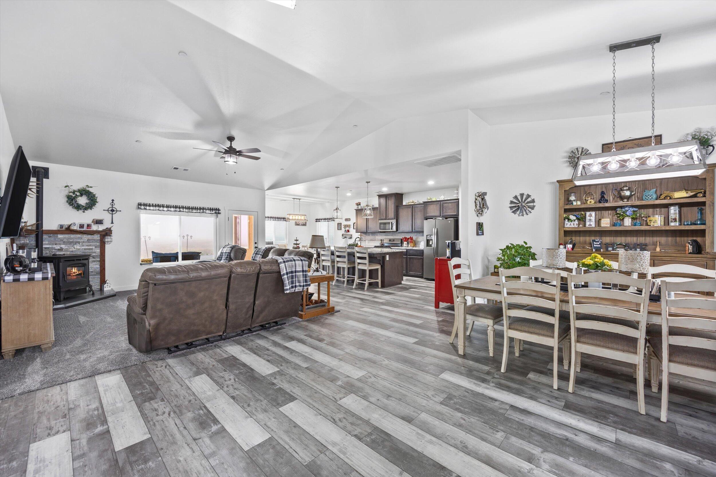 18702 Pellisier Road Tehachapi, CA 93561 - Photo 7 of 16 008