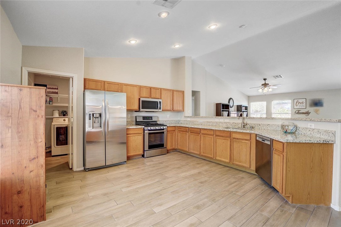 8916 Rusty Rifle Avenue Las Vegas, NV 89143 - Photo 11 of 34