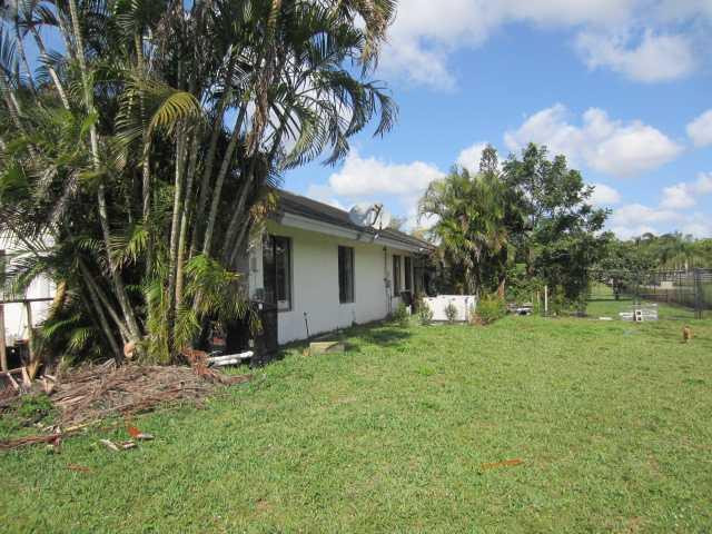 5675 Southwest 111th Terrace Davie, FL 33328 - Photo 7 of 16 a view of a house with a yard