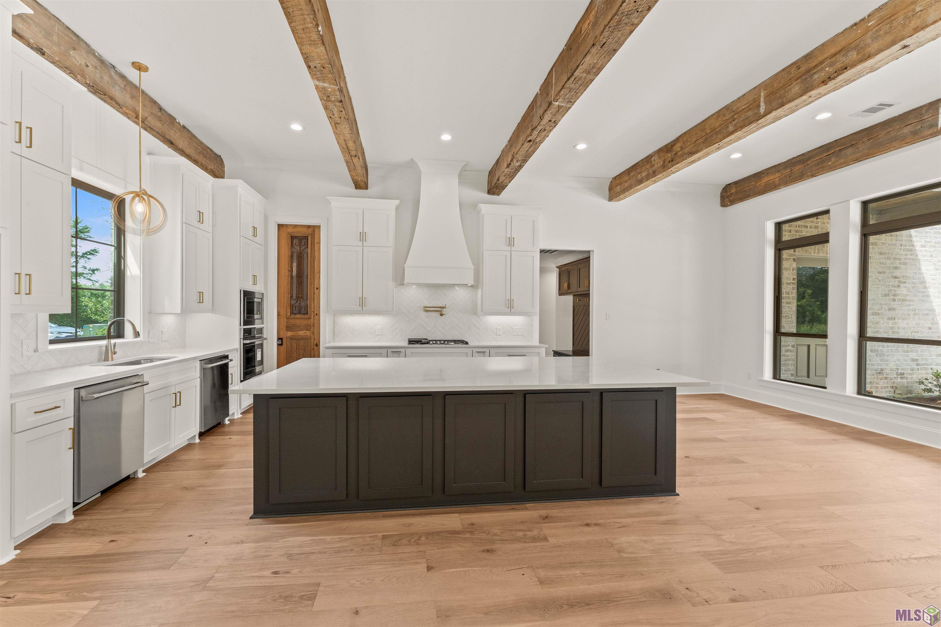 9189 Hillon Hood Road Denham Springs, LA 70726 - Photo 8 of 41 German Smeared Interior Brick & Designer Custom Cabinets!