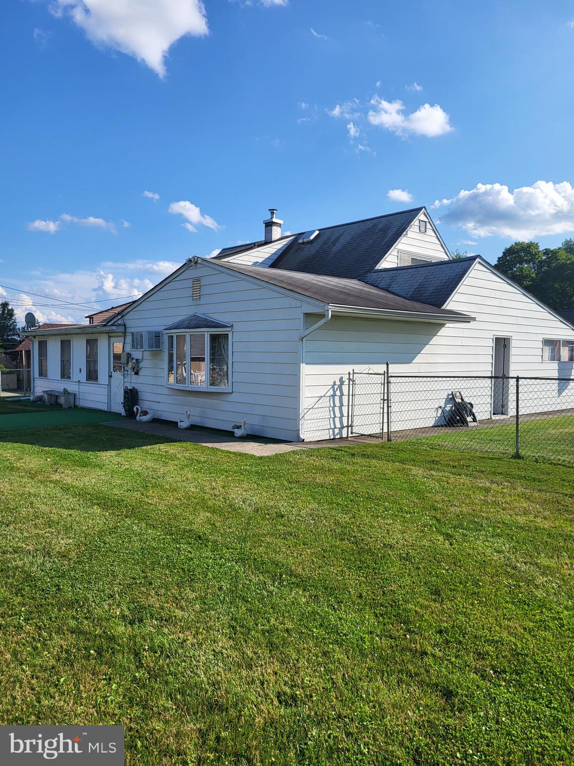 18 Cleft Rock Road Levittown, PA 19057 - Photo 3 of 10 Gallery Image 3