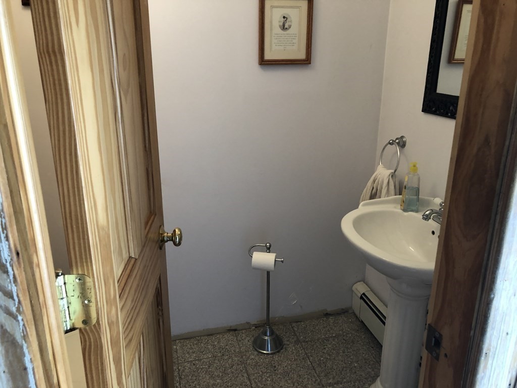 88 Wayne Street Springfield, MA 01118 - Photo 5 of 21