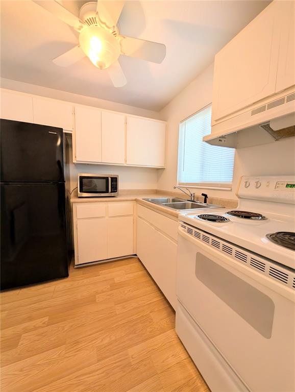 1540 Pleasant Road, Unit G35 Bradenton, FL 34207 - Photo 6 of 23 a kitchen with a refrigerator stove and sink