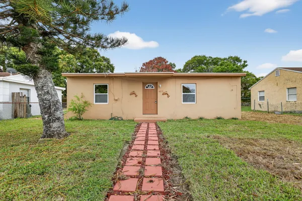 $1,950 | 405 North 22nd Street, Fort Pierce, FL 34950