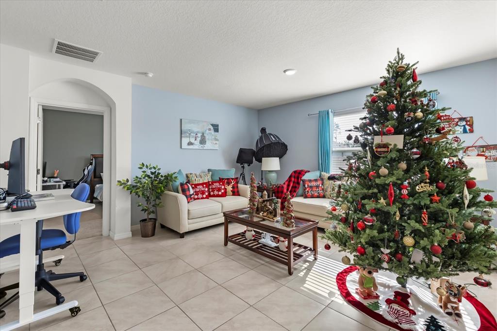 201 Wood Hollow Road DeLand, FL 32724 - Photo 8 of 32 a living room with furniture and flowers