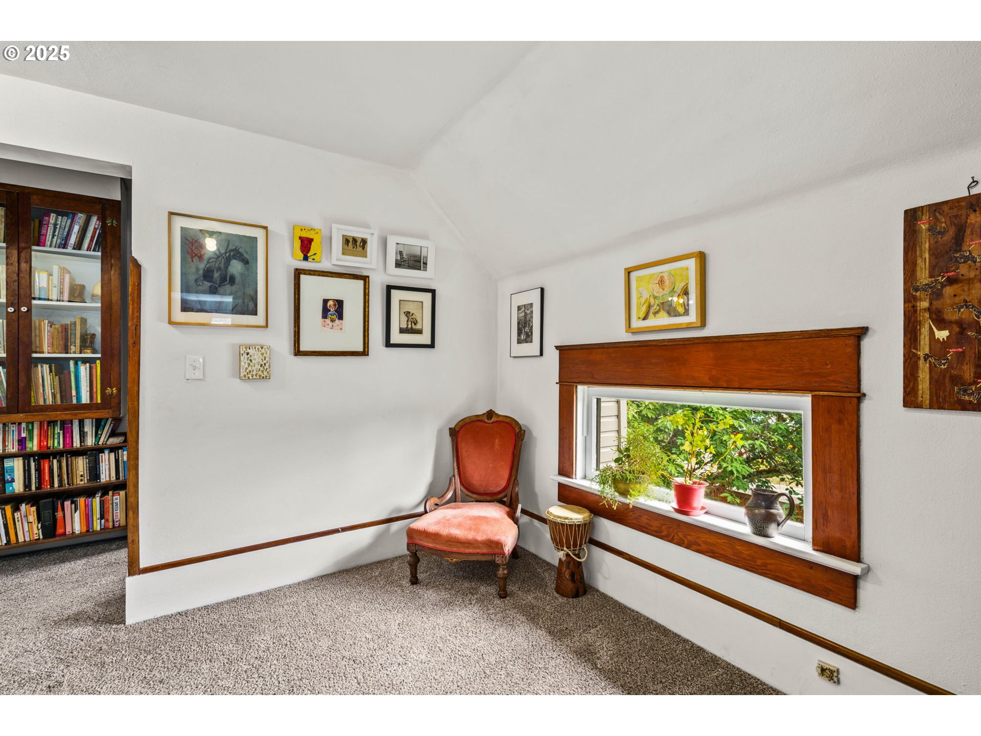409 North 8th Street Cottage Grove, OR 97424 - Photo 25 of 48 a living room with furniture and a window