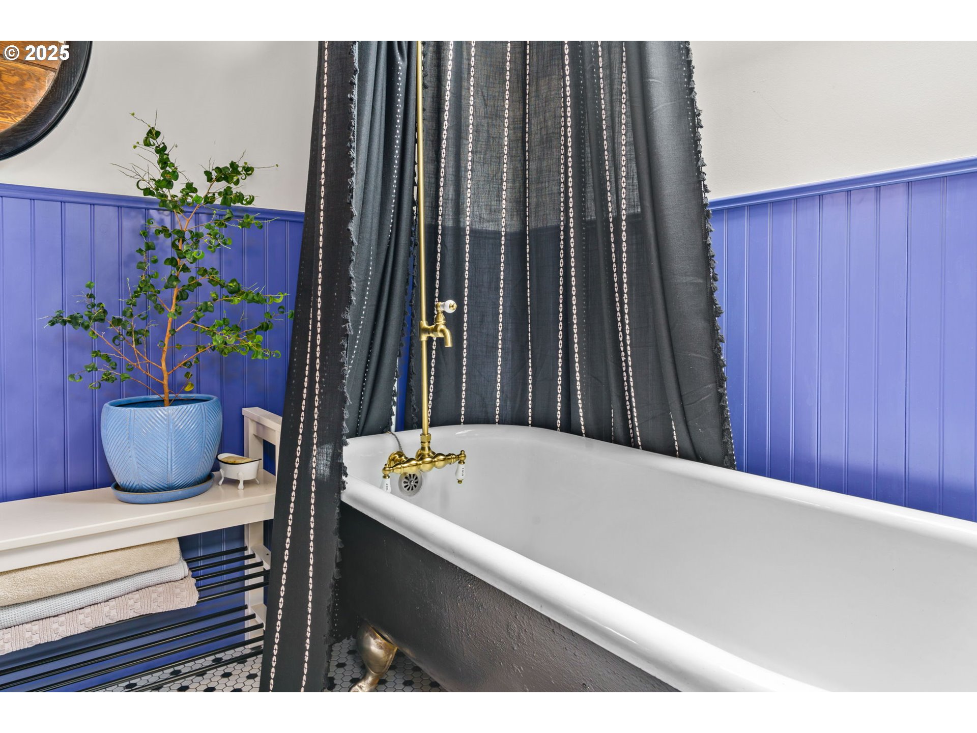 409 North 8th Street Cottage Grove, OR 97424 - Photo 30 of 48 a bathroom with a bathtub and potted plant