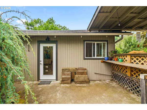 $569,000 | 409 North 8th Street, Cottage Grove, OR 97424