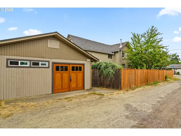 $569,000 | 409 North 8th Street, Cottage Grove, OR 97424