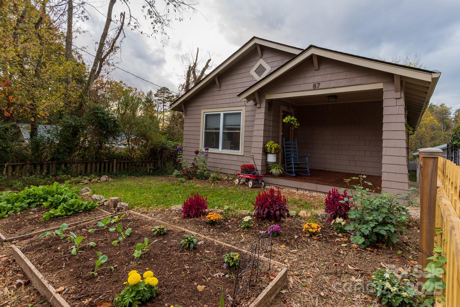 87 Pershing Road Asheville, NC 28805 - Photo 2 of 48 a front view of house with yard