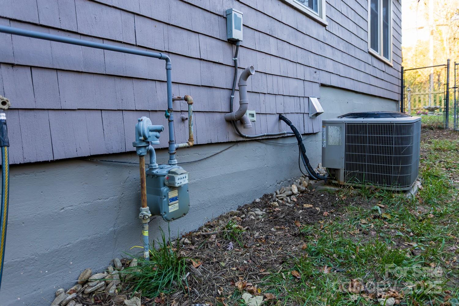 87 Pershing Road Asheville, NC 28805 - Photo 48 of 48 a backyard of a house