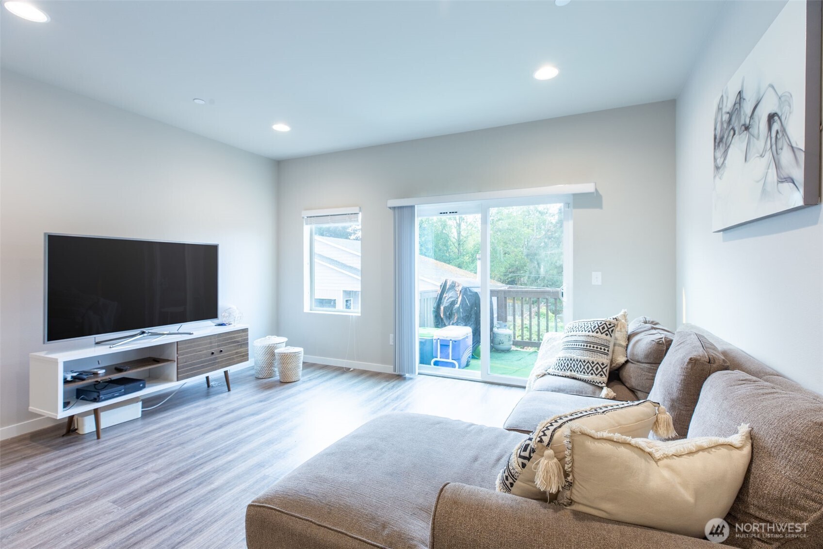 15113 40th Avenue West, Unit B2 Lynnwood, WA 98087 - Photo 20 of 36 a living room with furniture and a flat screen tv