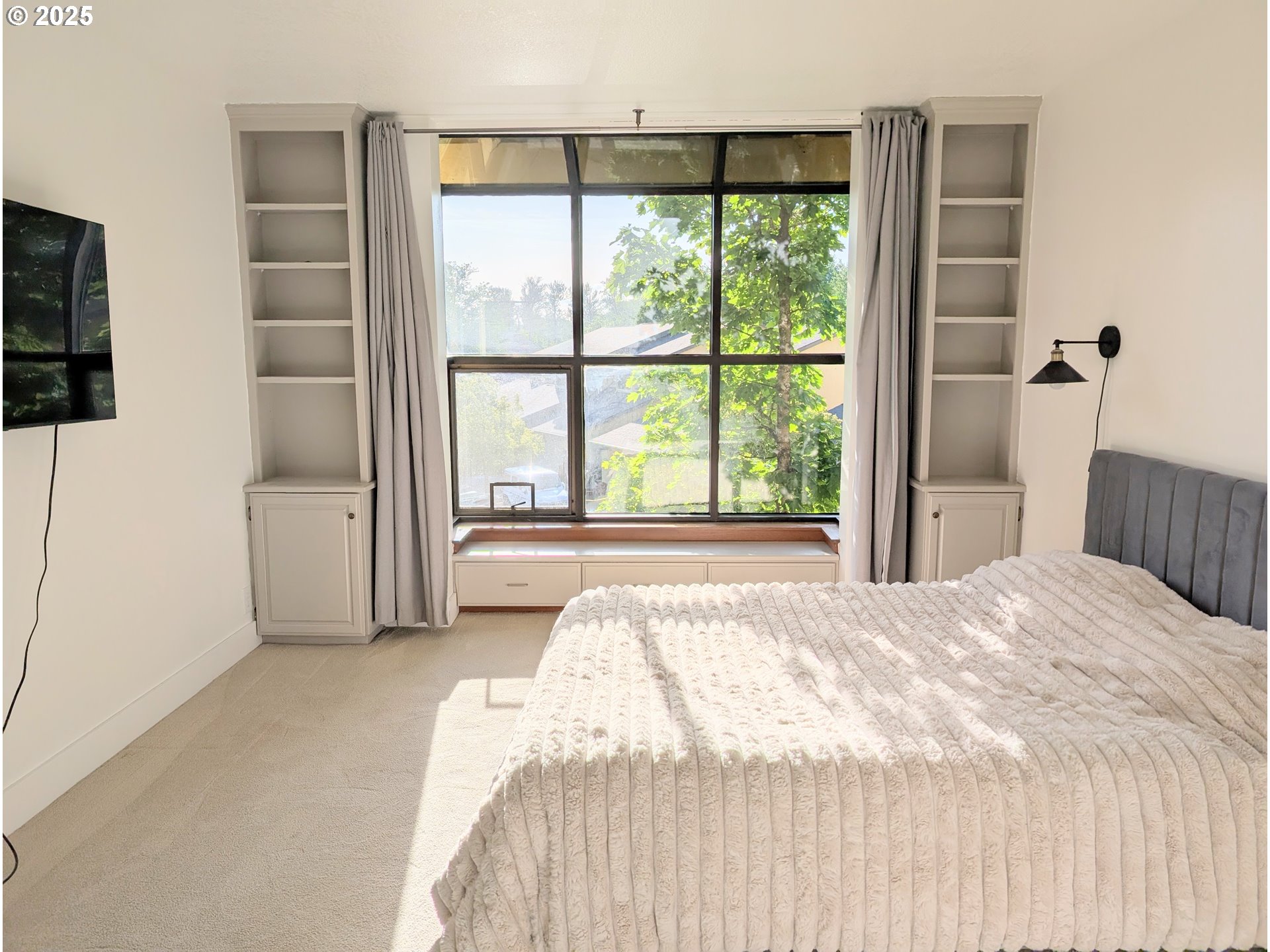 620 Wimbledon Court Eugene, OR 97401 - Photo 14 of 35 Primary Bedroom