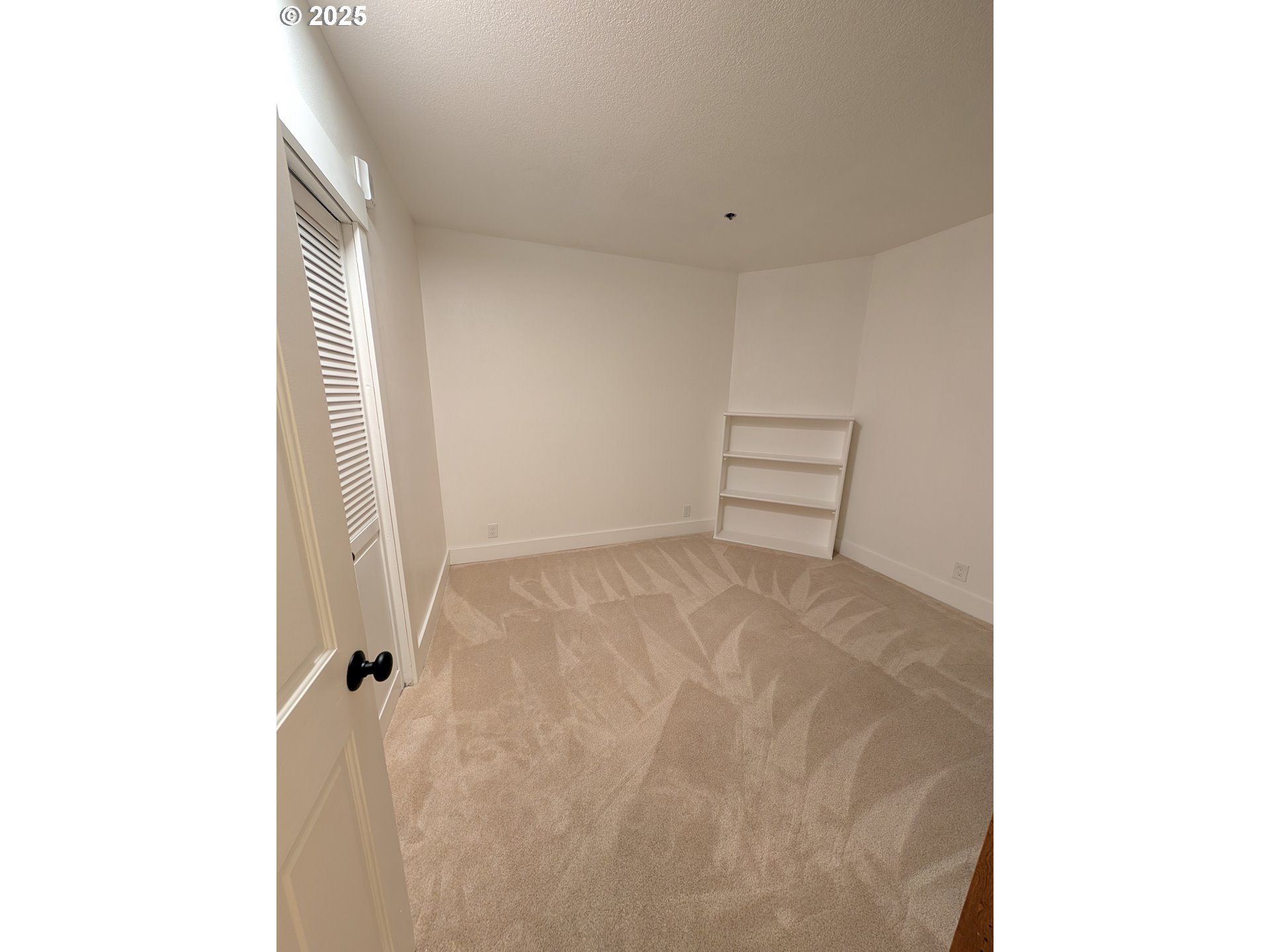 620 Wimbledon Court Eugene, OR 97401 - Photo 20 of 35 Primary Bedroom