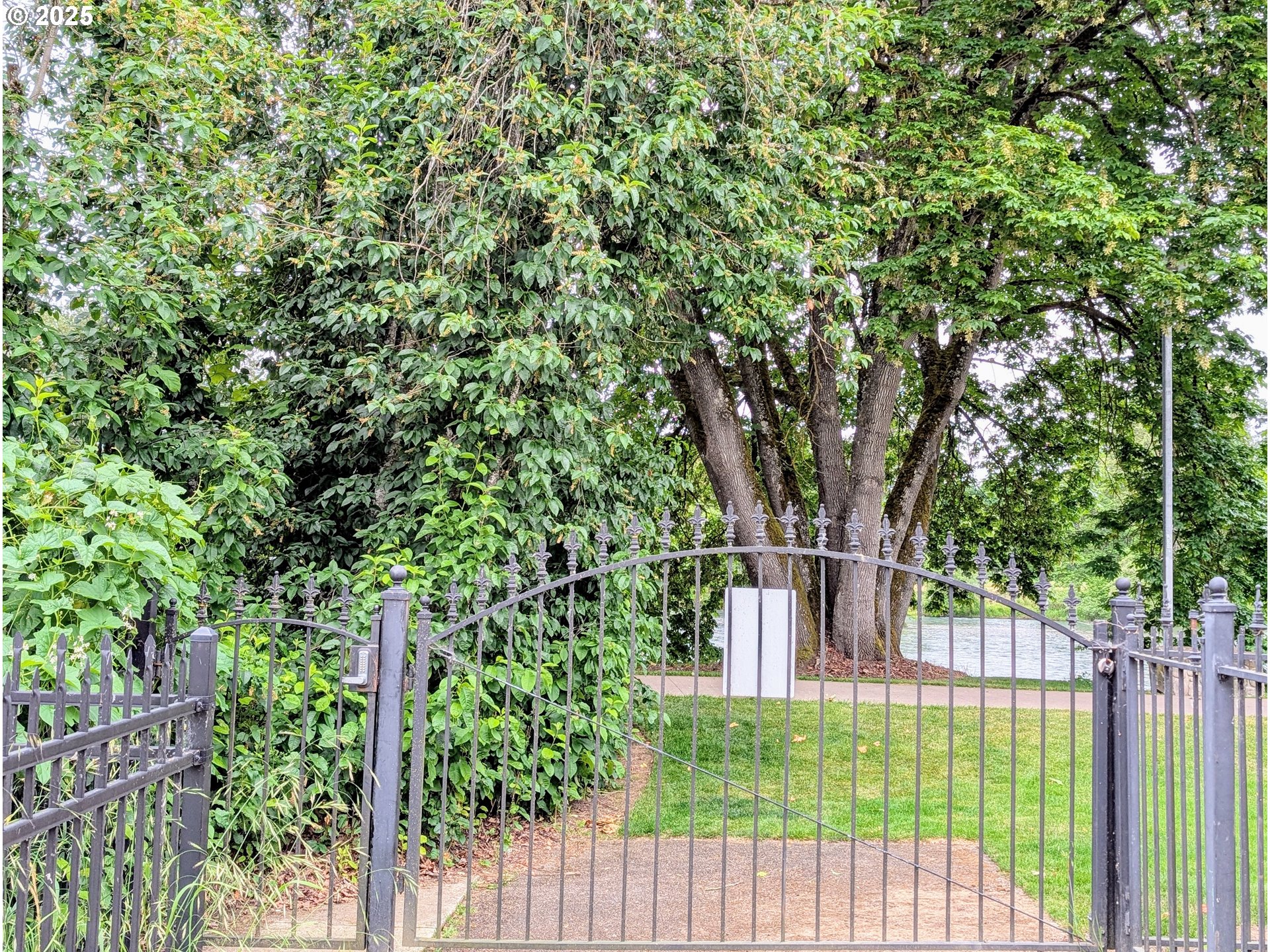 620 Wimbledon Court Eugene, OR 97401 - Photo 29 of 35 Hallway