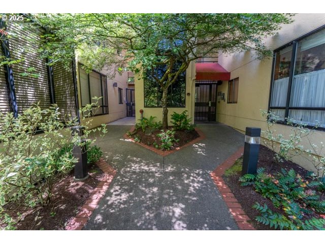 620 Wimbledon Court Eugene, OR 97401 - Photo 4 of 35 Entrance/Foyer