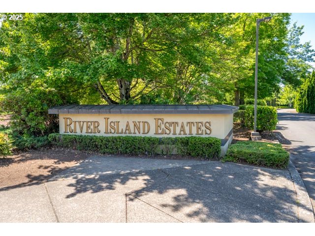 620 Wimbledon Court Eugene, OR 97401 - Photo 5 of 35 Entrance/Foyer