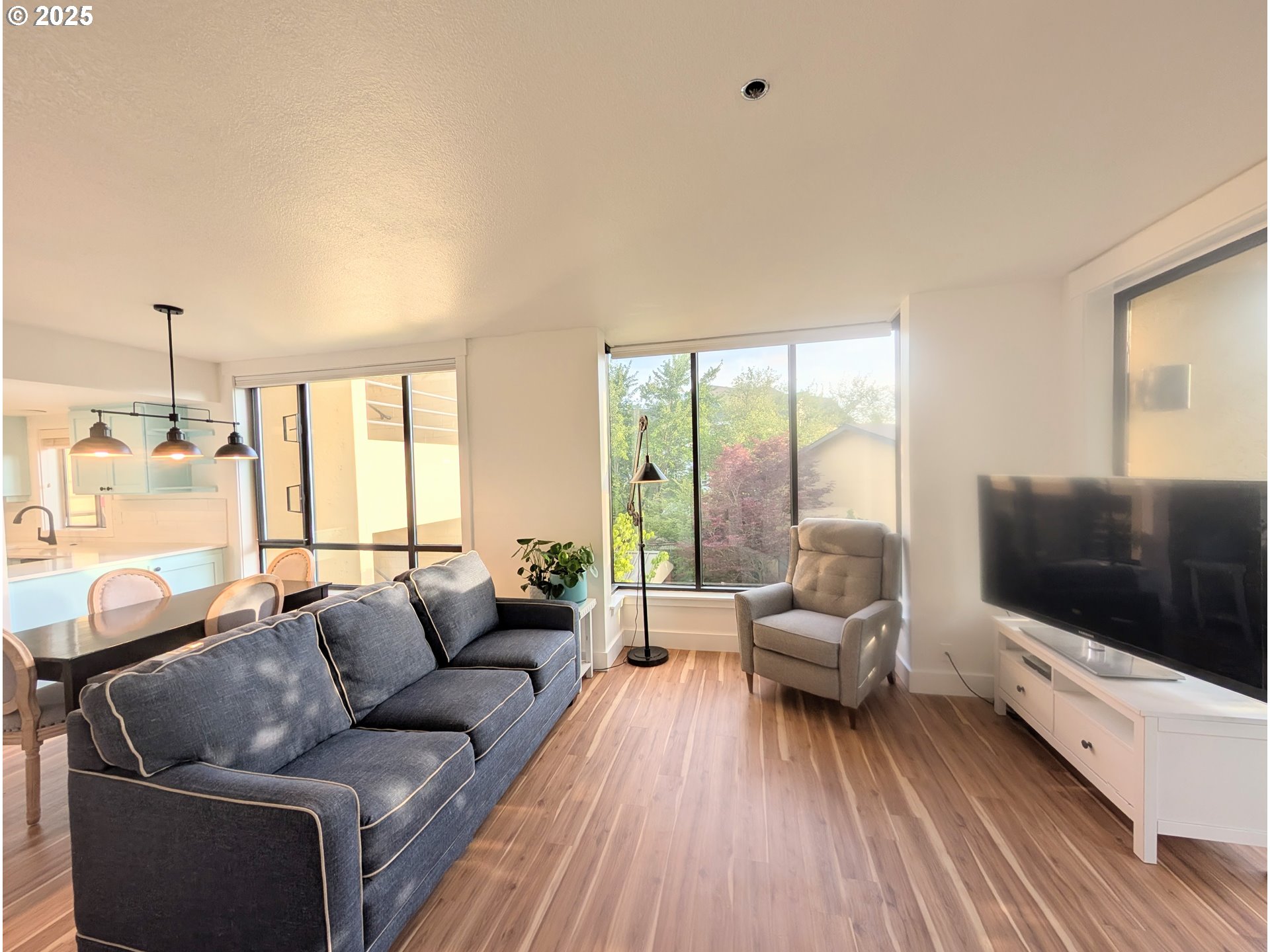 620 Wimbledon Court Eugene, OR 97401 - Photo 8 of 35 Living Room
