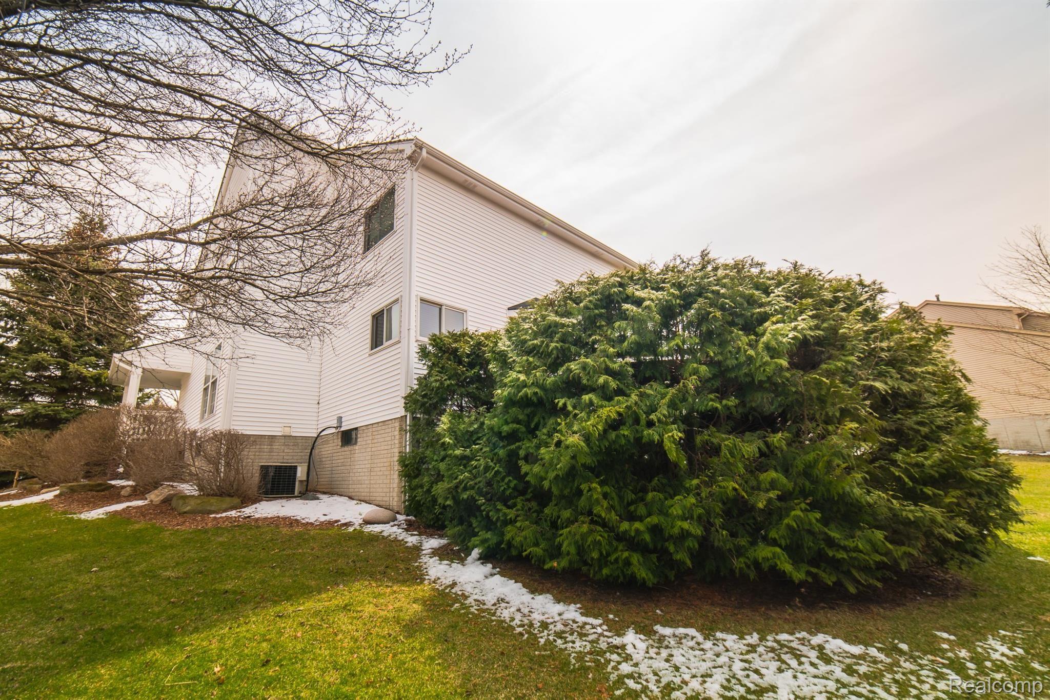 135 Ridge Field Court Oxford, MI 48371 - Photo 59 of 63 135 Ridge Field-61.jpg