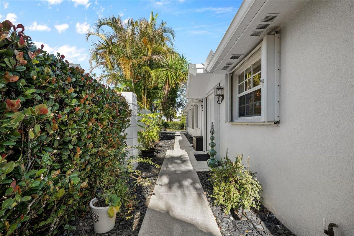 205 Brier Circle Jupiter, FL 33458 - Photo 3 of 41 03-LUX_4690