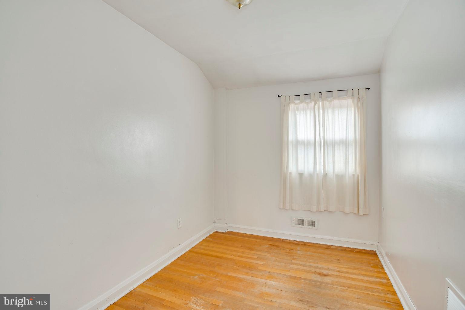 971 Southridge Road Baltimore, MD 21228 - Photo 5 of 32 Gallery Image 5