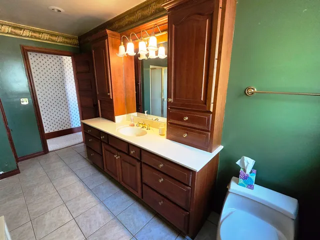 a view of a big room with an entryway