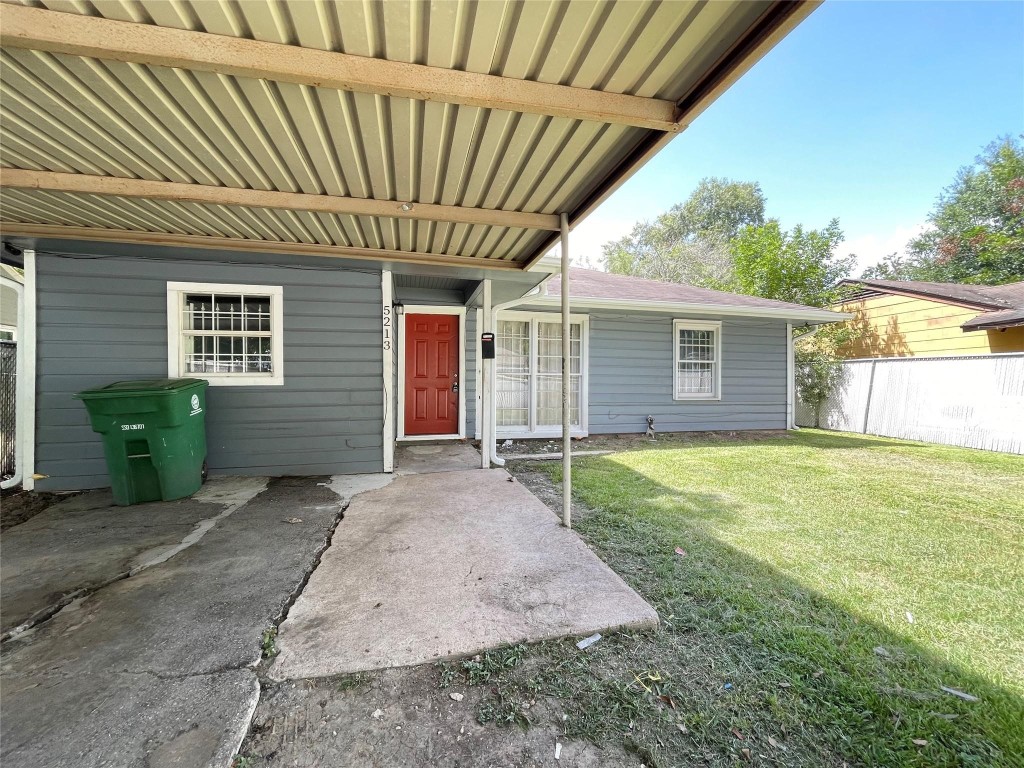 a view of a house with backyard