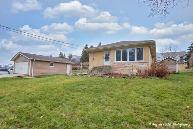 a view of a house with backyard