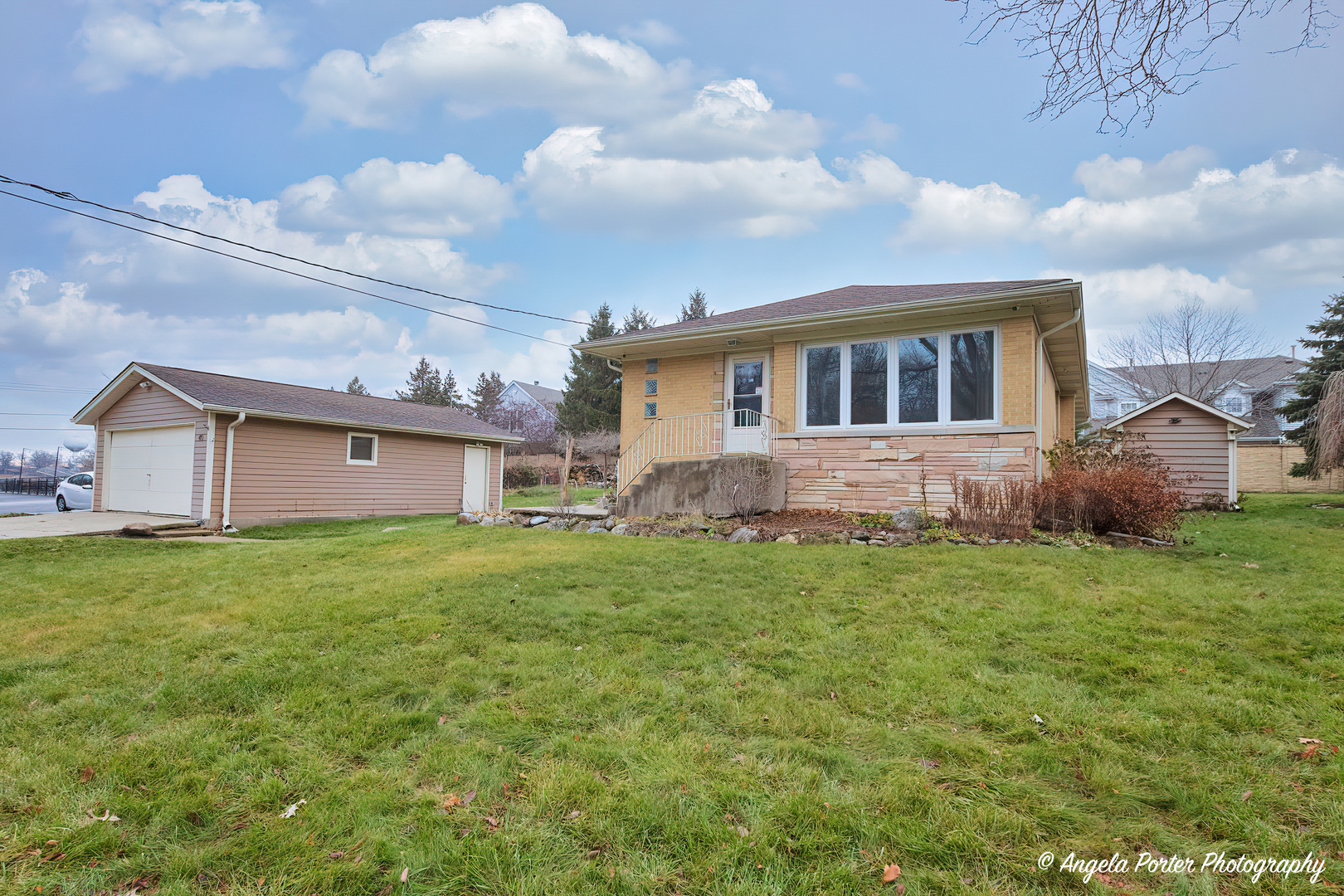 a view of a house with backyard