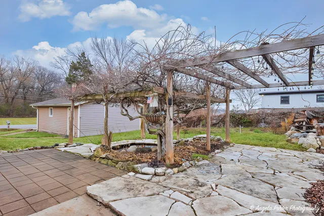 a view of a backyard