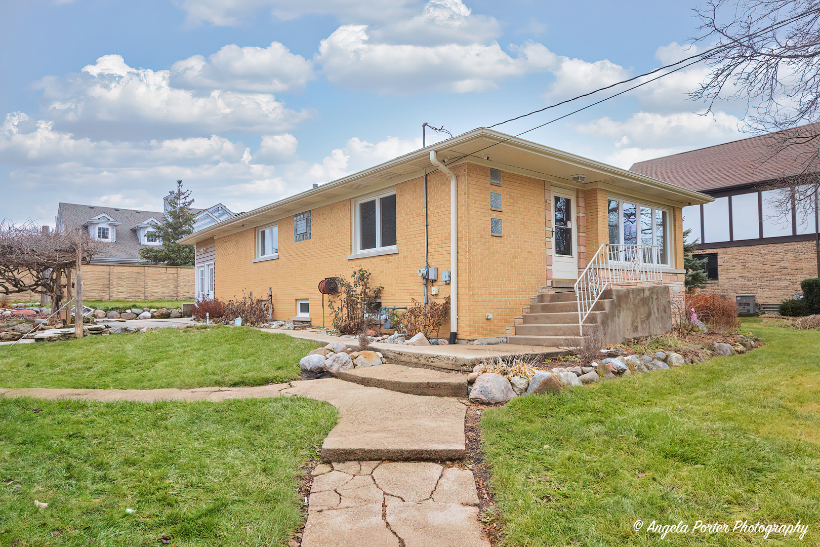 40 Pine Tree Row Lake Zurich, IL 60047 - Photo 30 of 31 a front view of a house with garden