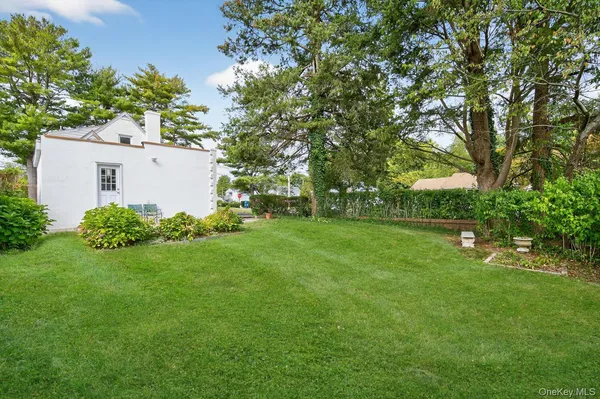 a view of backyard with garden