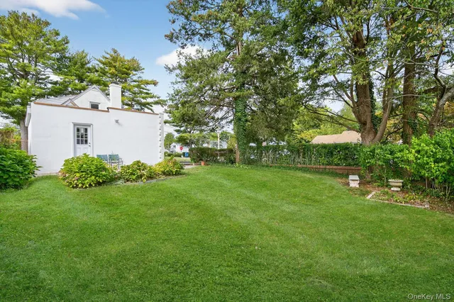 a view of backyard with garden