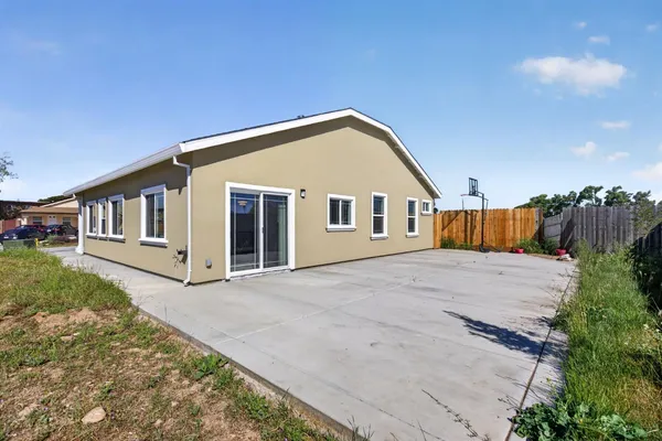 a view of a house with backyard and garden