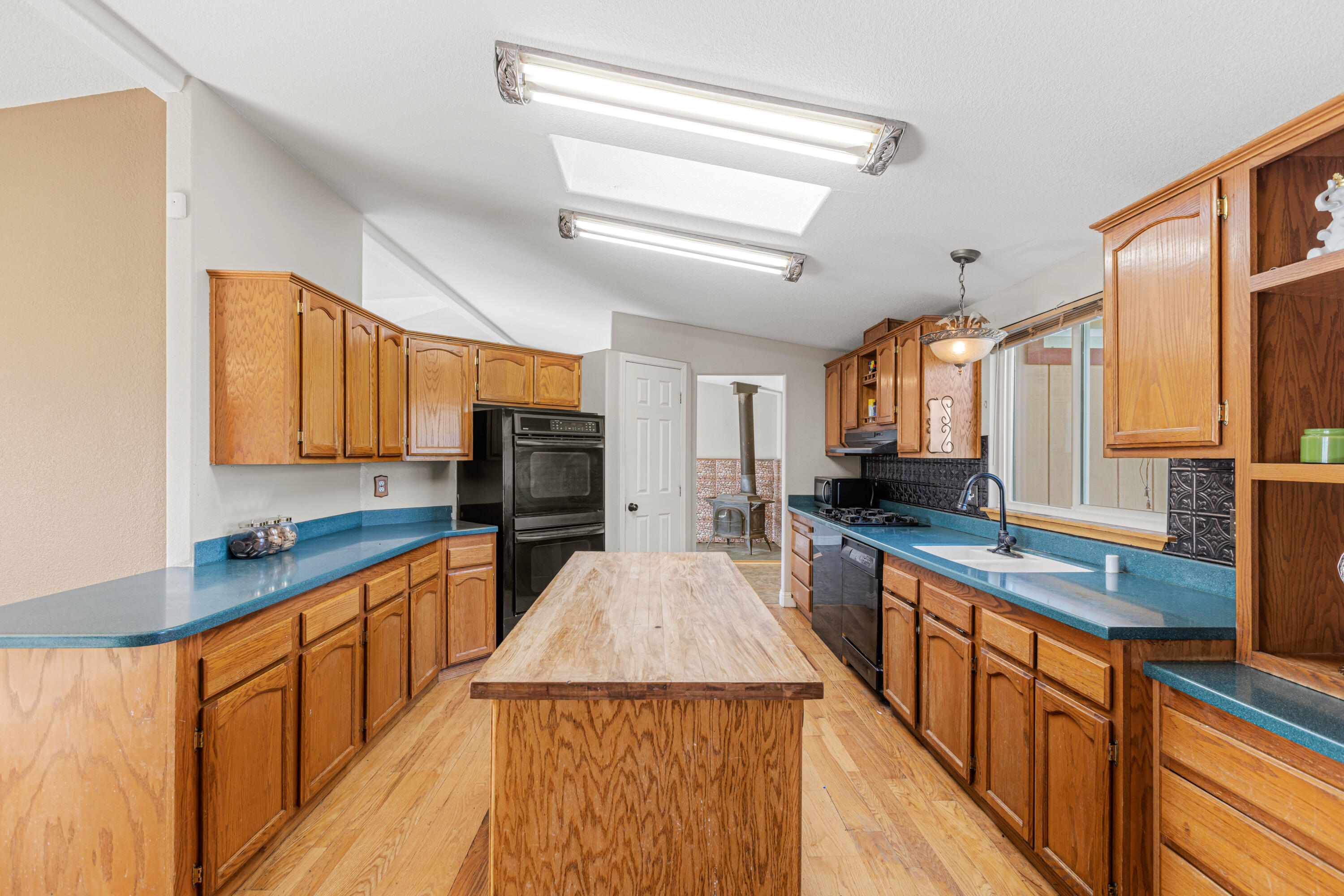 7457 Sprig Way Anderson, CA 96007 - Photo 14 of 50 Kitchen