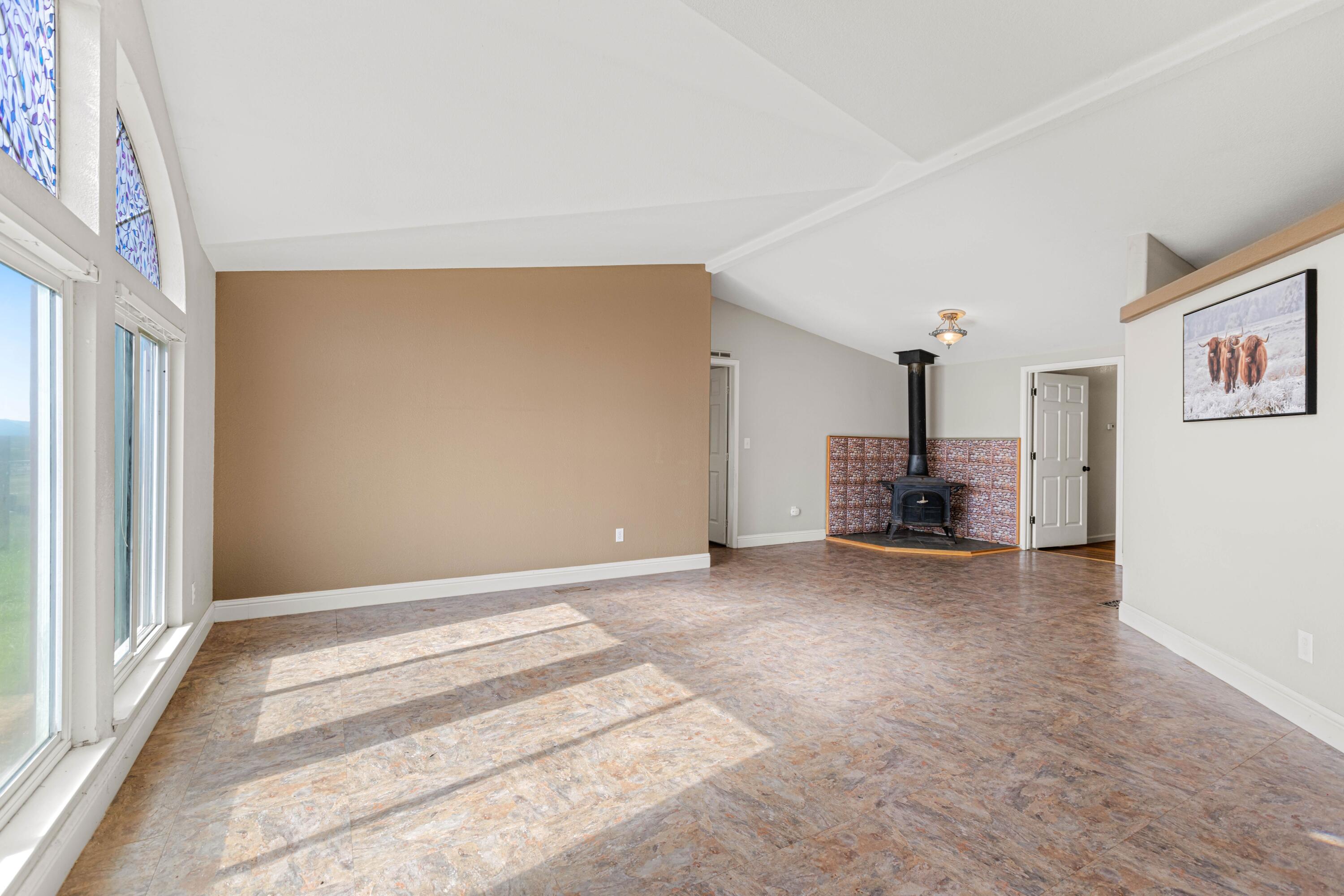 7457 Sprig Way Anderson, CA 96007 - Photo 9 of 50 Living Room