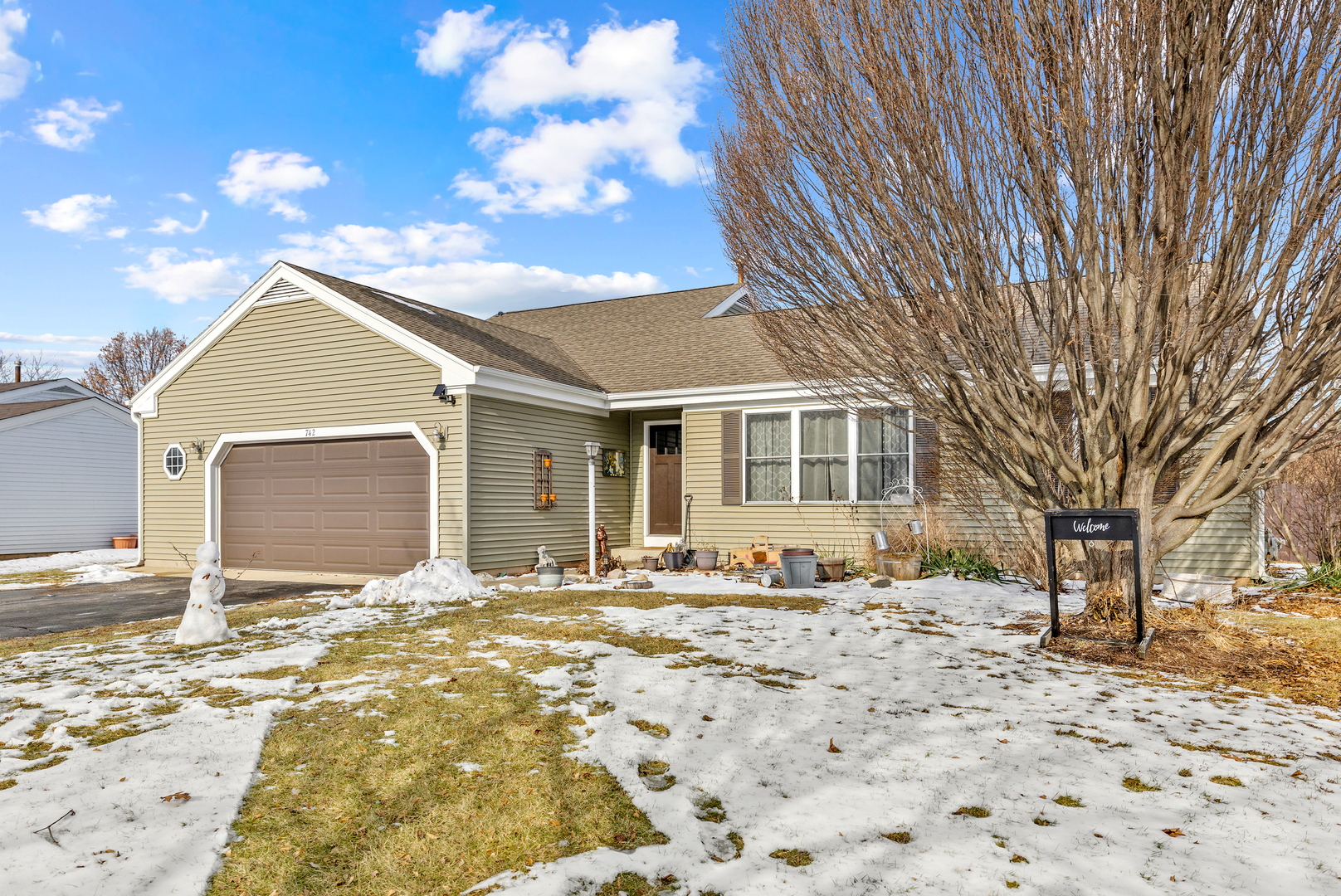 a view of a house with a yard