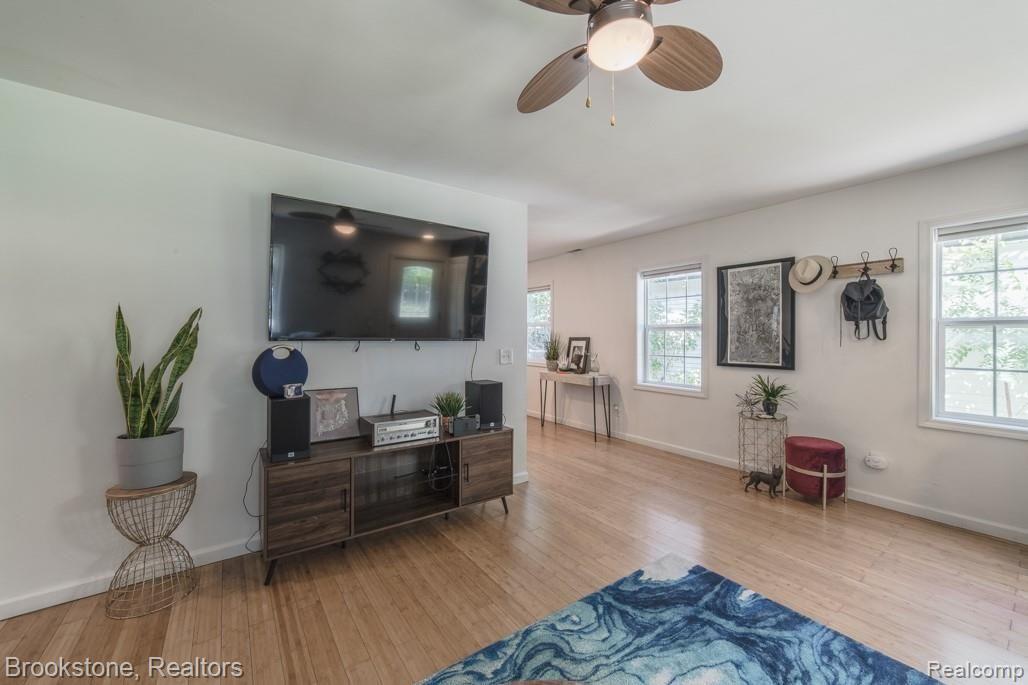 343 Stratford Road Ferndale, MI 48220 - Photo 6 of 32 343 Stratford-7.jpg