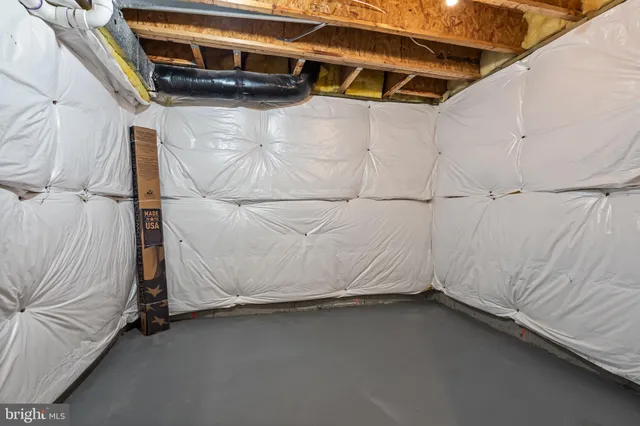 a view of a house with backyard and porch